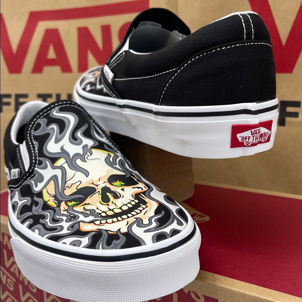 Vans WMNS Classic Slip-On
Flame Skull Black/True White
VN0009Q7BMX Sneakers - Picture 13 of 16